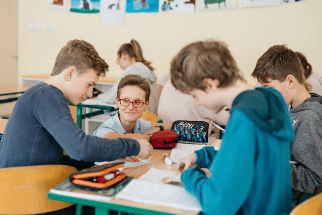 Cílem Učitele naživo je připravovat vyučující, kteří navazují a udržují s dětmi vztahy založené na vzájemné důvěře. Foto: Učitel naživo
