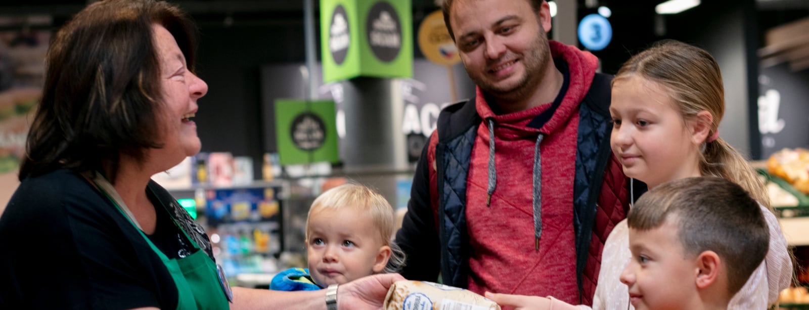 Pro některé jedna z mála příležitostí pořádně se najíst: Potravinové banky slaví třicet let fungování