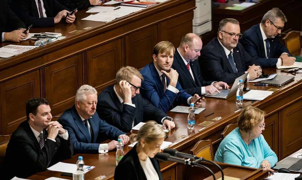 Největší zásah do lidskoprávních struktur za poslední roky: vláda čelí kritice, experti mluví o rozkladu funkčního systému