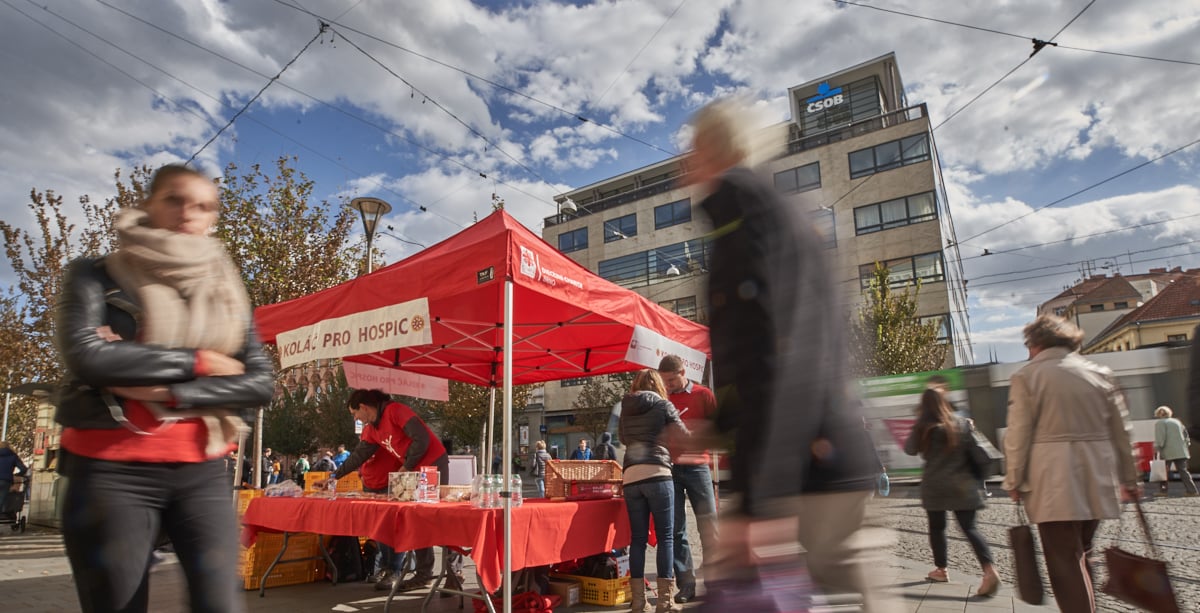Bez pravidelných dárců to (ne)jde: kde se potkává a míjí český a světový street fundraising