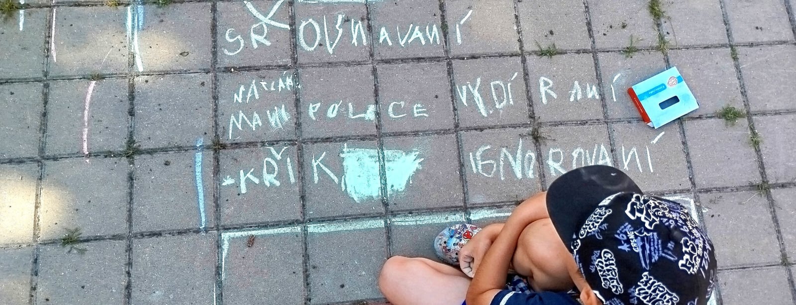 Začátek školního roku odhaluje sociální rozdíly mezi dětmi, upozorňuje Proxima sociale v kampani
