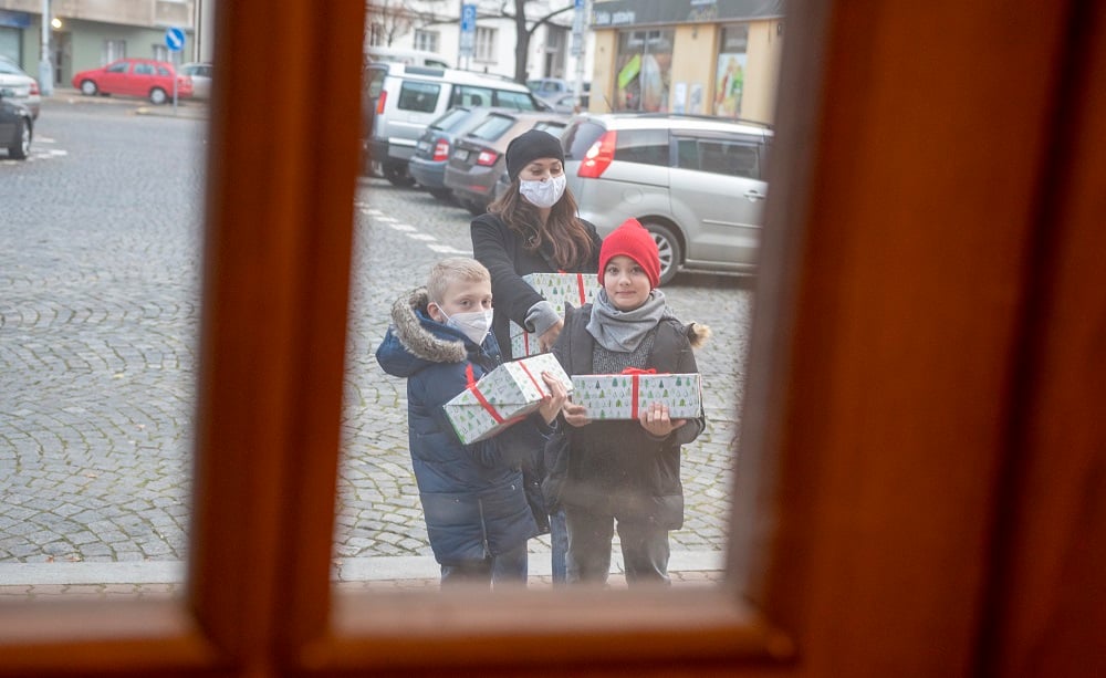 Krabice od bot plné dárků. Největší sbírka pro děti v Česku vrcholí