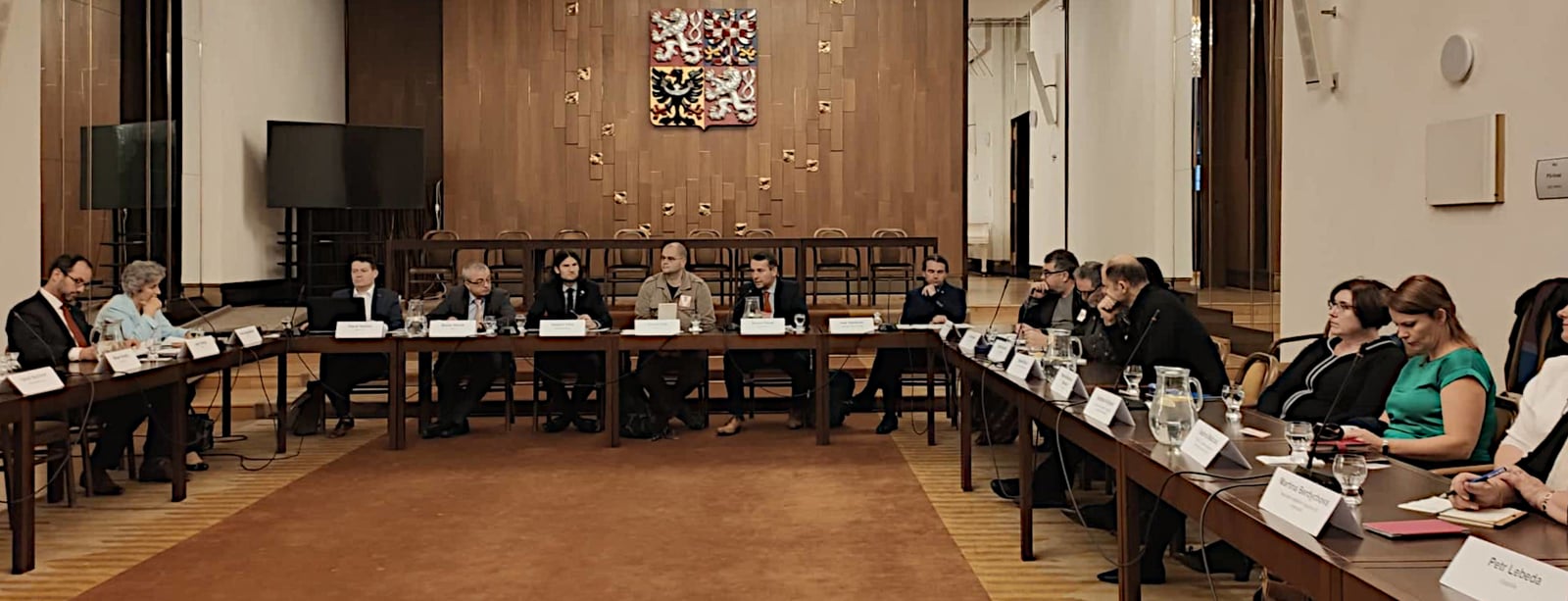 Poslanci a zástupci neziskových organizací řešili veřejný obraz neziskovek v Česku