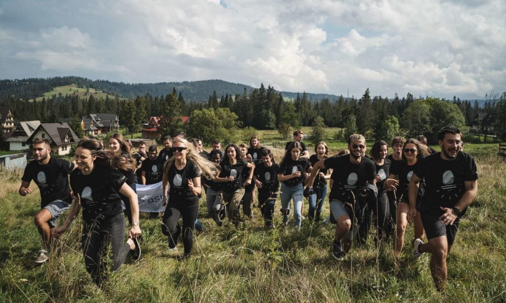 Pracujete ve své organizaci s mladými lidmi? Díky Erasmus+ můžete v mezinárodním prostředí vzdělávat nejen je, ale i své zaměstnance