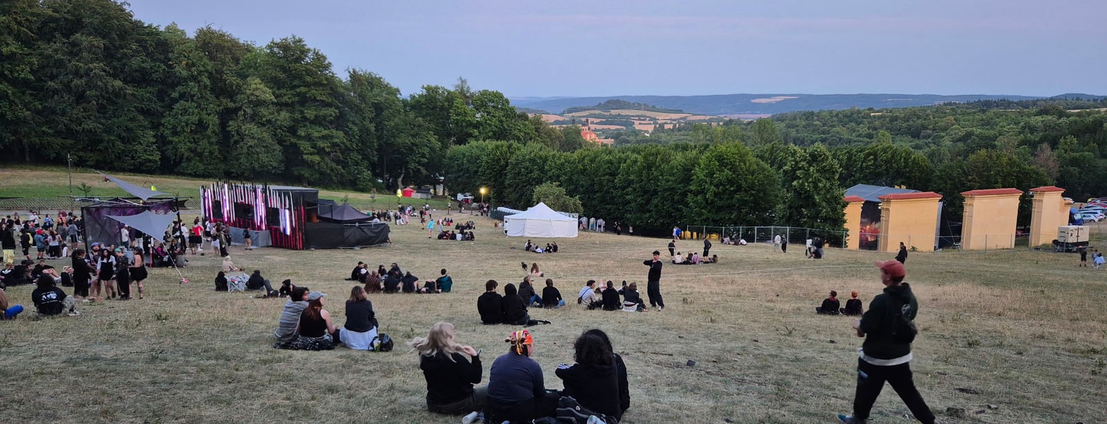 „Tábor pro dospělé.“ Sázka na přátelskou atmosféru a bezpečné prostředí se festivalu Povaleč vyplácí už 20 let