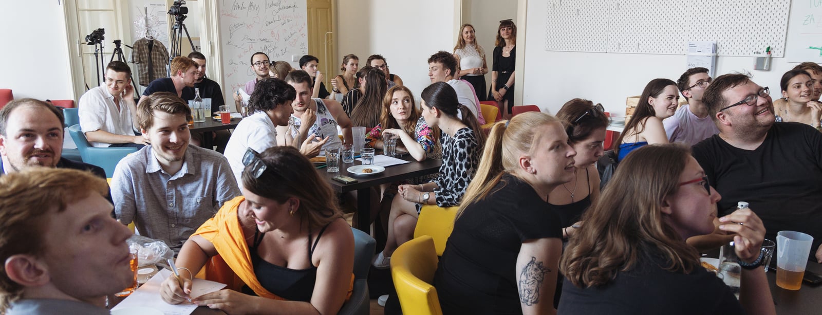 Diskuze o duševním zdraví i zbraňové legislativě.  Jak neziskové organizace reagují na tragédii na Filozofické fakultě?