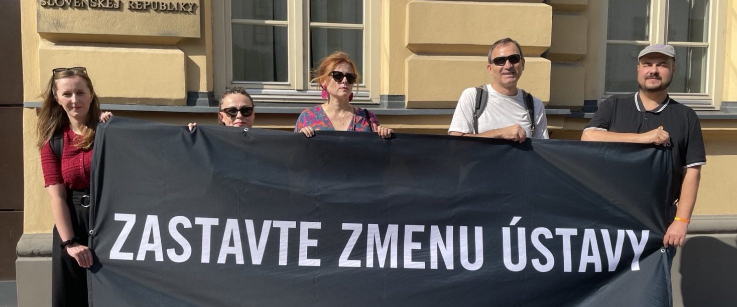 Útok na životy trans a nebinárních lidí, říkají slovenské lidskoprávní organizace ke změnám Ústavy. Ta nově uznává jen dvě pohlaví