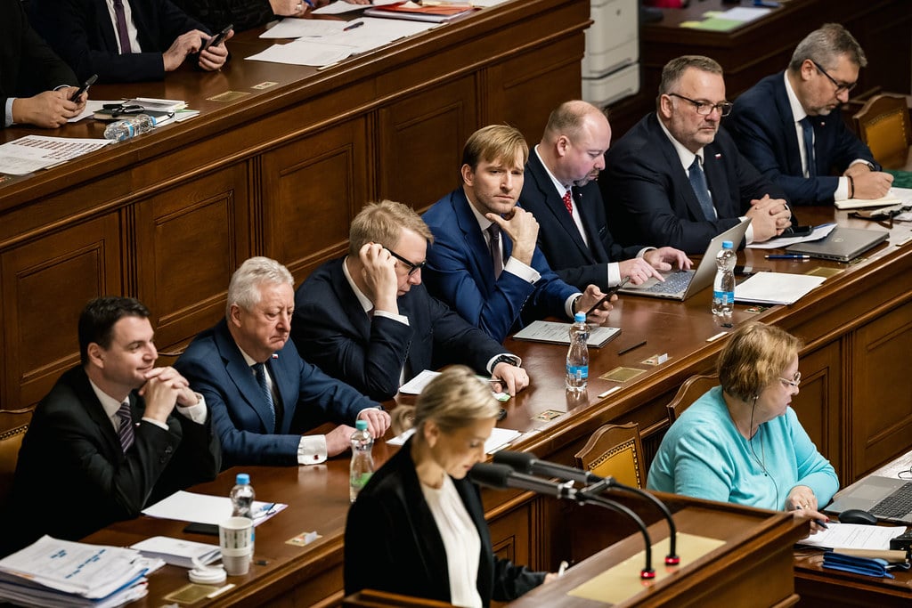 Největší zásah do lidskoprávních struktur za poslední roky: vláda čelí kritice, experti mluví o rozkladu funkčního systému