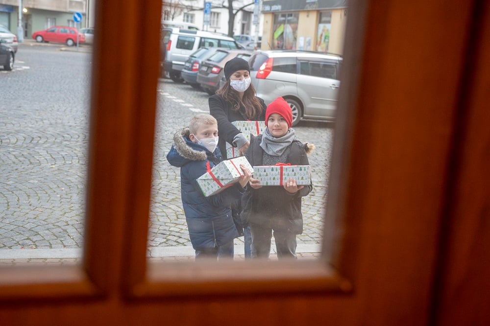 Krabice od bot plné dárků. Největší sbírka pro děti v Česku vrcholí