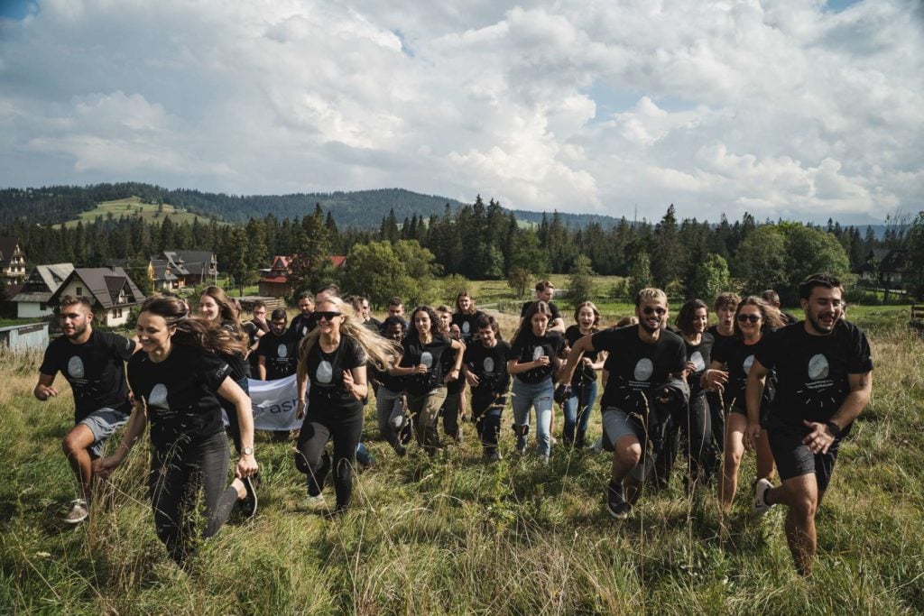 Pracujete ve své organizaci s mladými lidmi? Díky Erasmus+ můžete v mezinárodním prostředí vzdělávat nejen je, ale i své zaměstnance