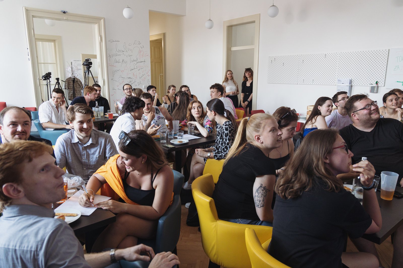 Diskuze o duševním zdraví i zbraňové legislativě.  Jak neziskové organizace reagují na tragédii na Filozofické fakultě?