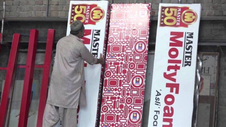 V Pákistánu se dá spát na billboardech, které se mění v postele