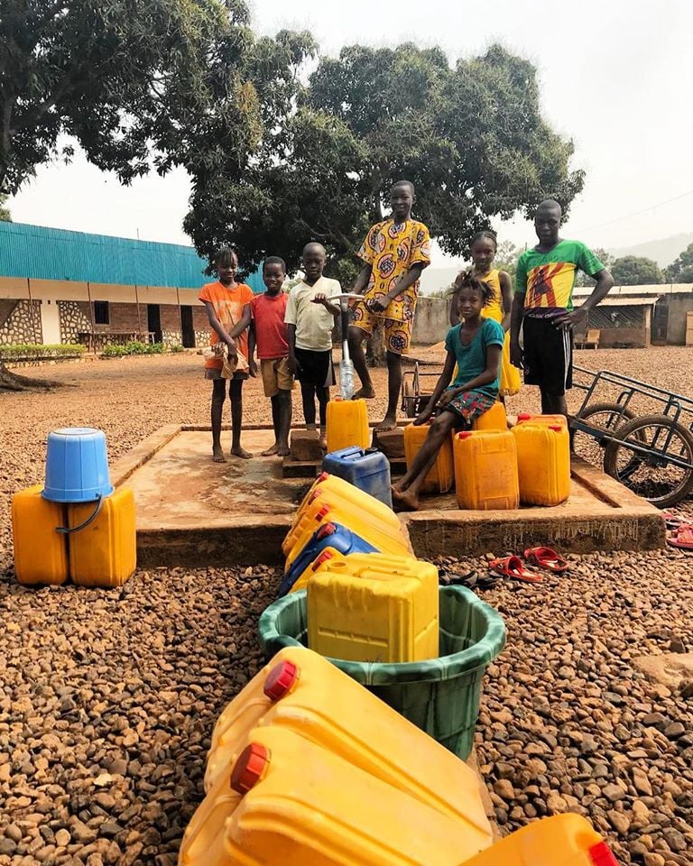 Naplnit jeden kanystr trvá zhruba dvě minuty. Těmto dětem je mezi 9–17 roky a kanystry s vodou nosí do vesnice, která je od pumpy vzdálená jeden kilometr. Foto: Water for Good
