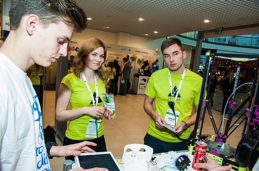 Ve žlutých tričkách jsou členové JA Alumni Czech, absolventi programů JA Czech, na snímku na veletrhu studentských firem, kde pracovali jako dobrovolníci. Foto: JA Czech