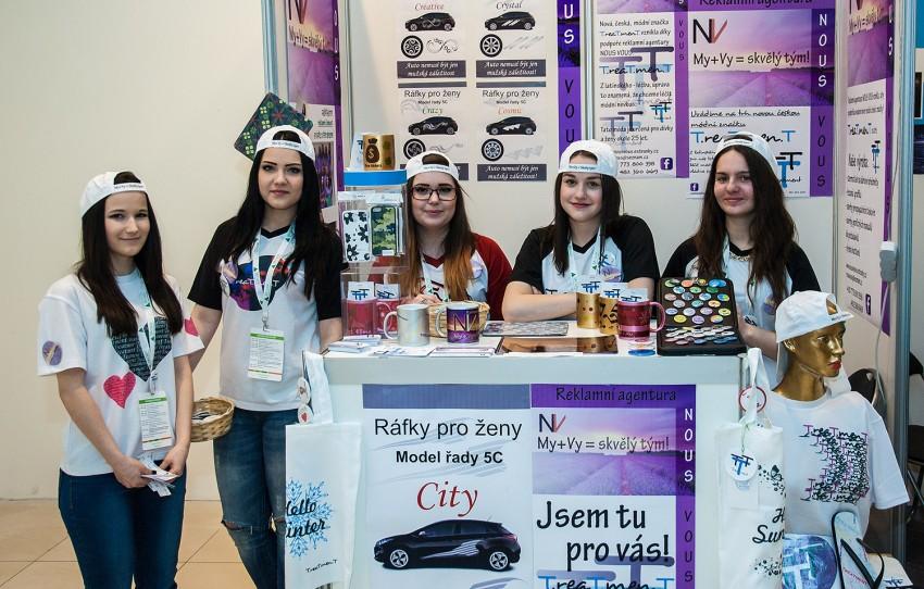 Nous Vous – děvčata z nábytkářského učiliště z Kateřinek Liberec - letošní vítězky soutěže Skills for the Future. Foto: JA Czech